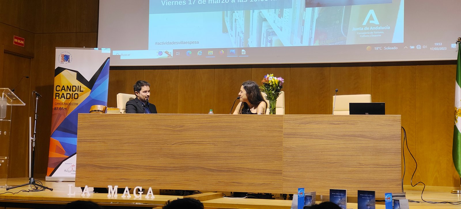 Juan Antonio Aparicio entrevista a Teresa Lao en la presentación de Últimas tardes con Moma