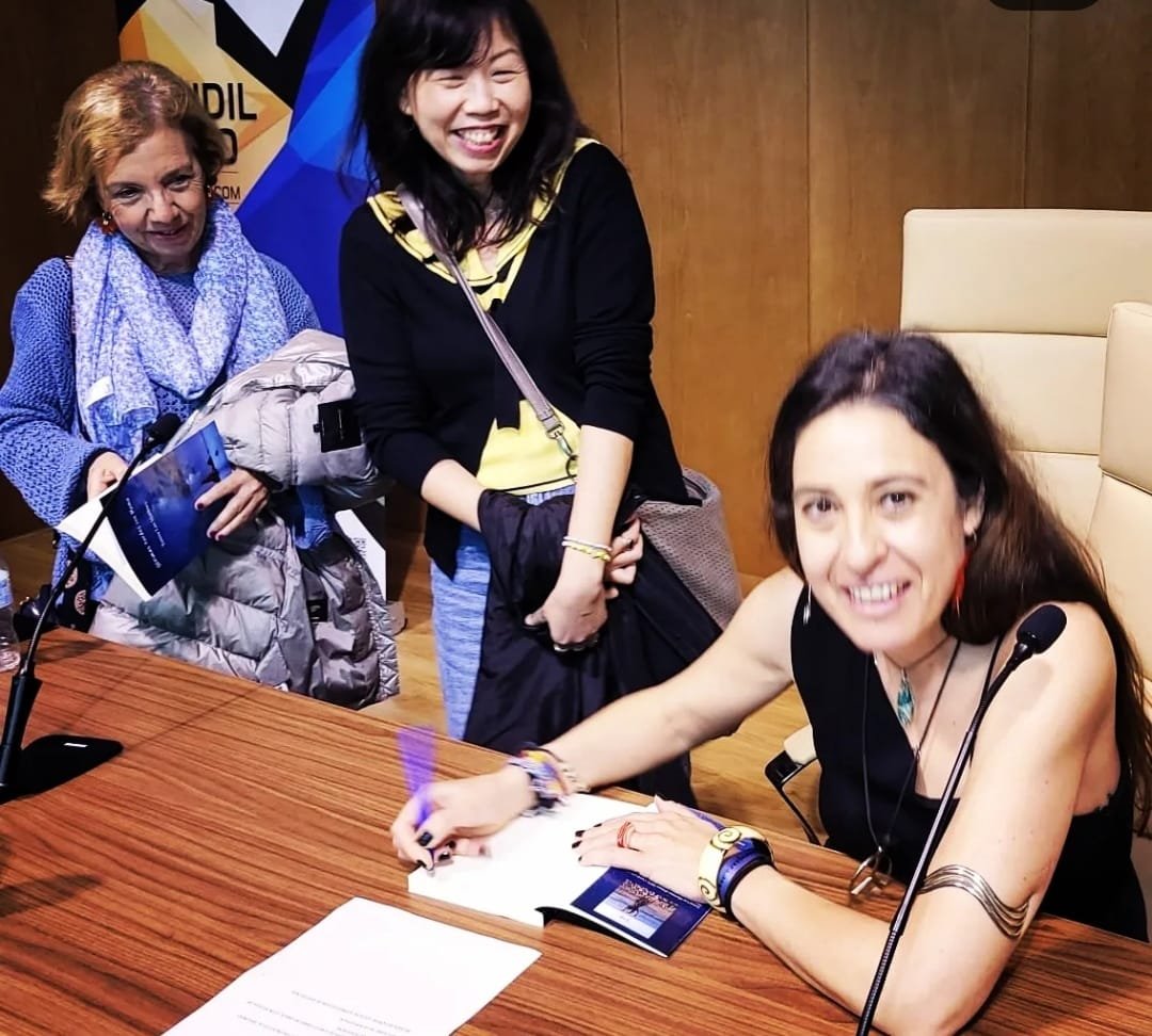 Teresa Lao firmando libros durante la presentación de Últimas tardes con Moma